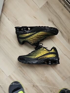Nike Black Athletic Sneaker SHOX!! CHANGE.\NS COLOR IN THE SUN